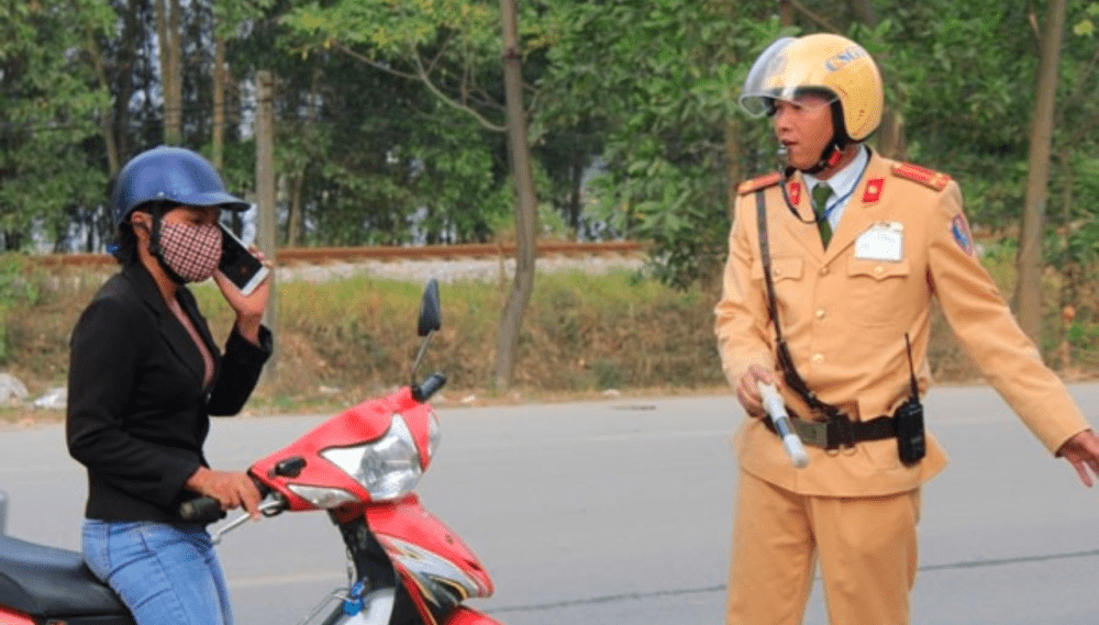 Mức phạt cho lỗi nghe điện thoại khi đi xe máy