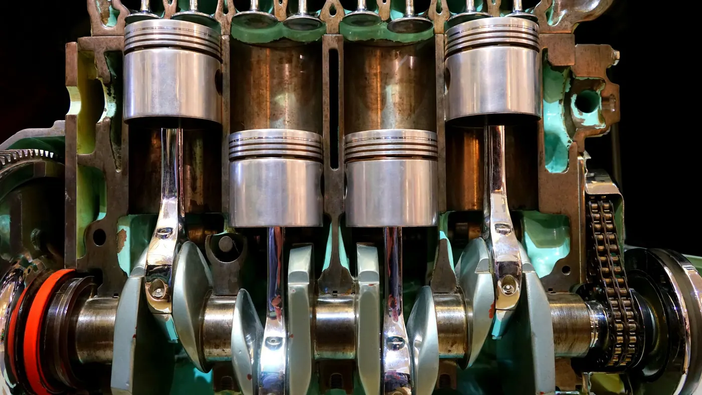 Mặt cắt khối máy lộ piston, tay biên và trục khuỷu